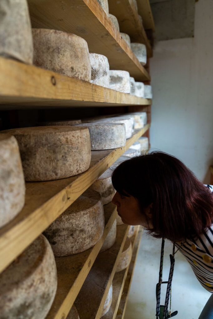 Casina Lia: Carmenita annusa le forme. CHe profumo!