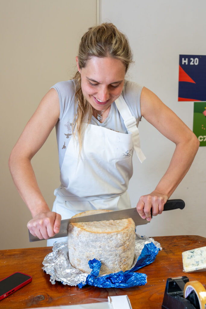 Cascina Lia: Renata fa il formaggio