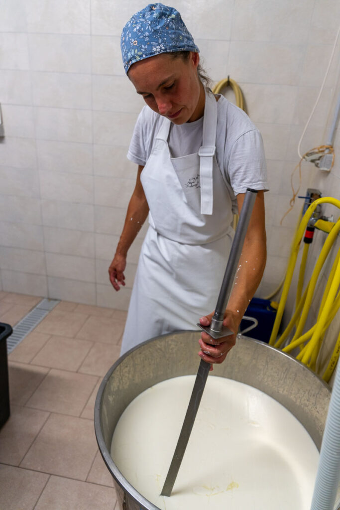 Cascina Lia: Renata fa il formaggio