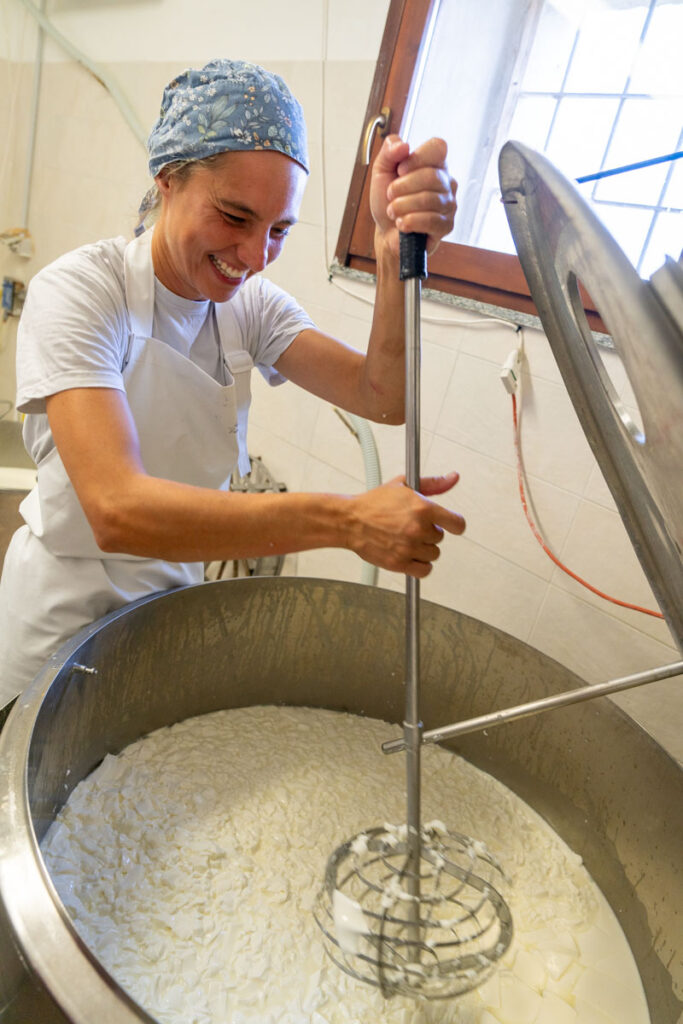 Cascina Lia: Renata fa il formaggio