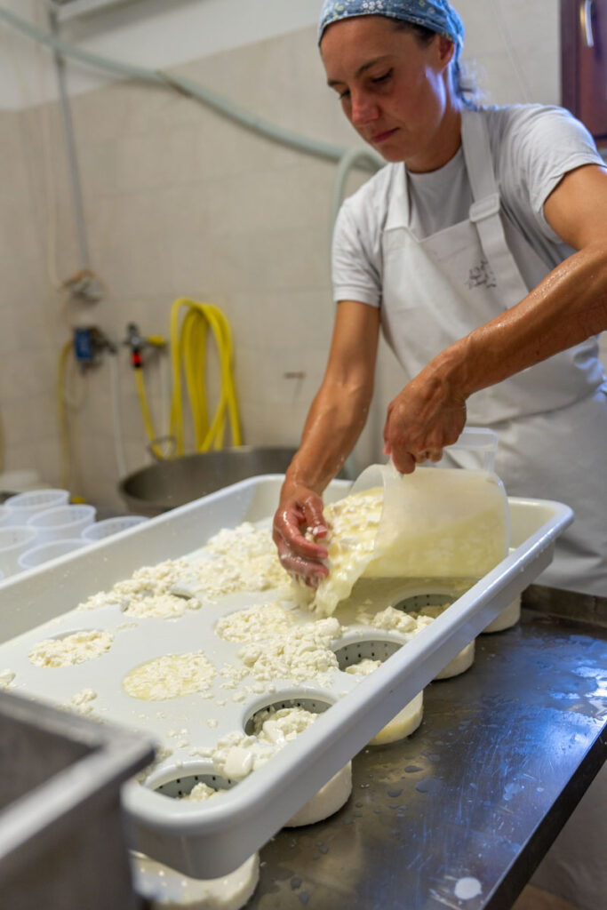 Cascina Lia: Renata fa il formaggio
