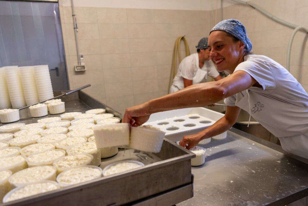 Cascina Lia: Renata fa il formaggio