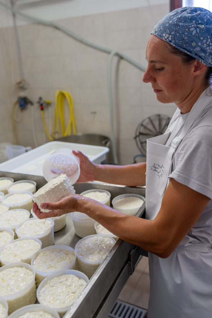 Cascina Lia: Renata fa il formaggio