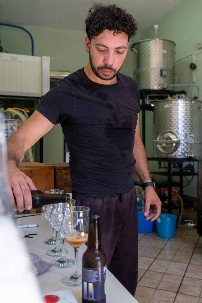 Antonio Versa la prima Birra in Degustazione