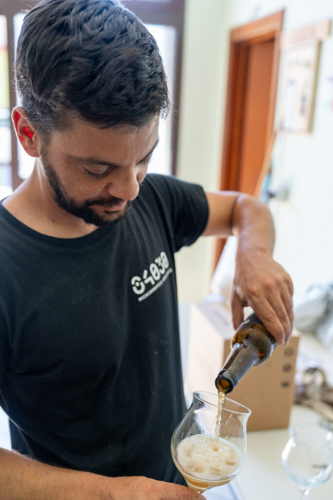 Giovanni versa la seconda birra in degustazione