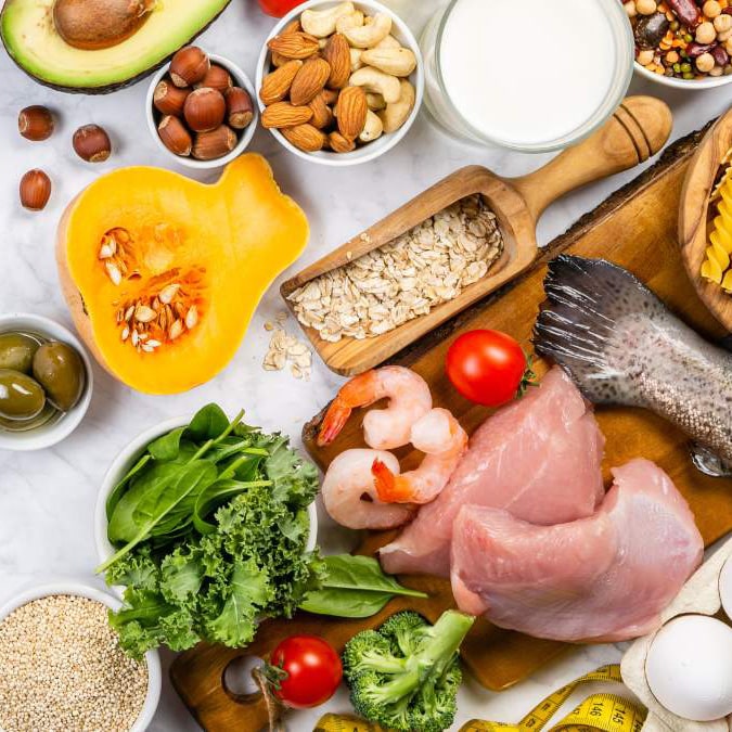 Consumare cibi freschi e locali permette di assumere una vasta gamma di nutrienti essenziali, tra cui vitamine, minerali e antiossidanti, che sono spesso ridotti nei prodotti industriali a causa dei processi di lavorazione intensiva. Inoltre, i prodotti artigianali, essendo meno trattati, mantengono intatte le loro proprietà nutritive e organolettiche, contribuendo a una dieta equilibrata e salutare.