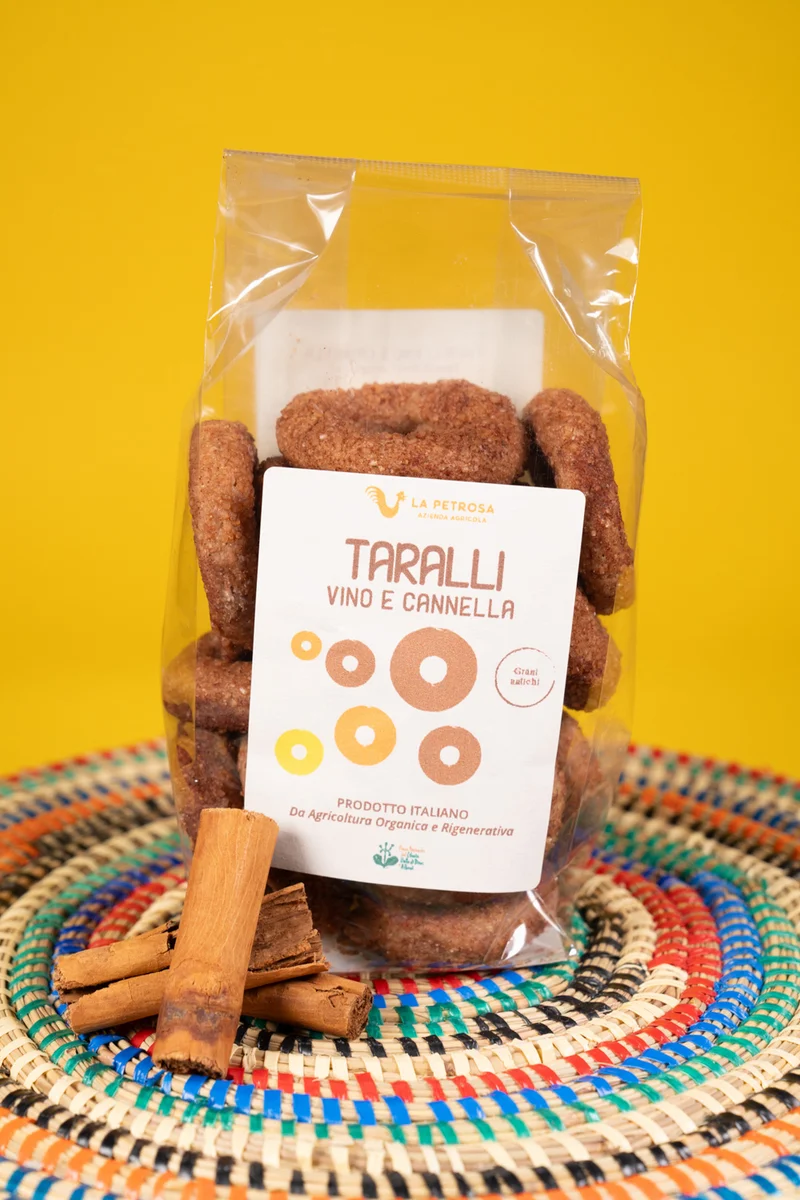 Taralli dolci al vino e cannella cotti in forno a legna